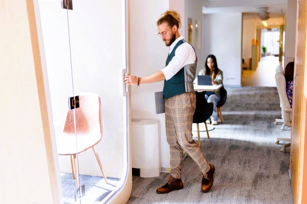 Évolution professionnelle : ouvrir de nouvelles perspectives pour avancer dans sa vie professionnelle
Professionnel dans un espace de travail ouvrant une porte vers l’extérieur, illustrant une nouvelle perspective professionnelle.