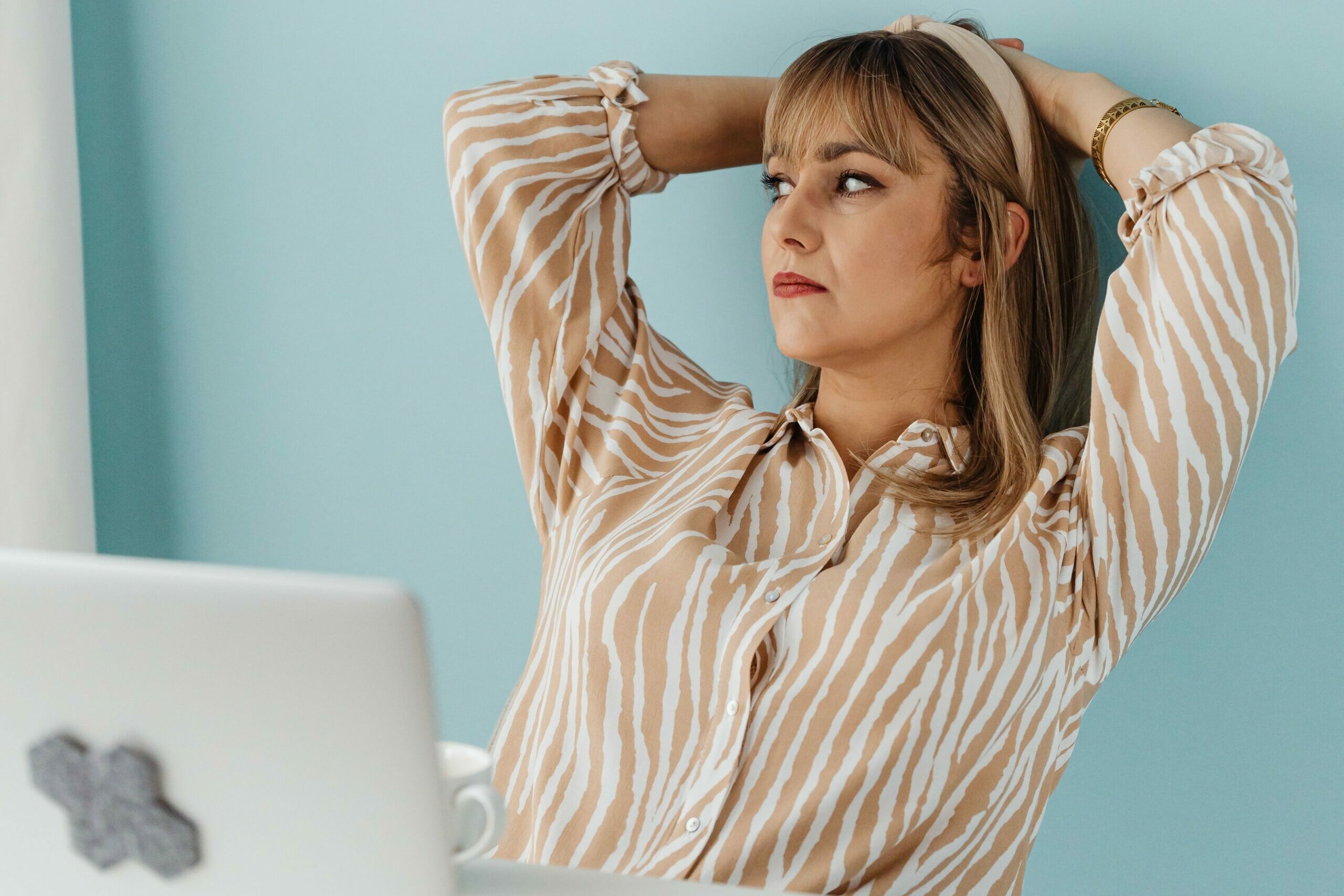 Femme devant son ordinateur en période de questionnement professionnel sur sa manière de travailler et ses repères professionnels.