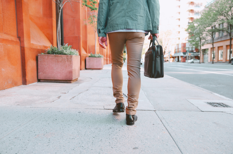 Bas du corps d'un homme marchant, en direction de son travail